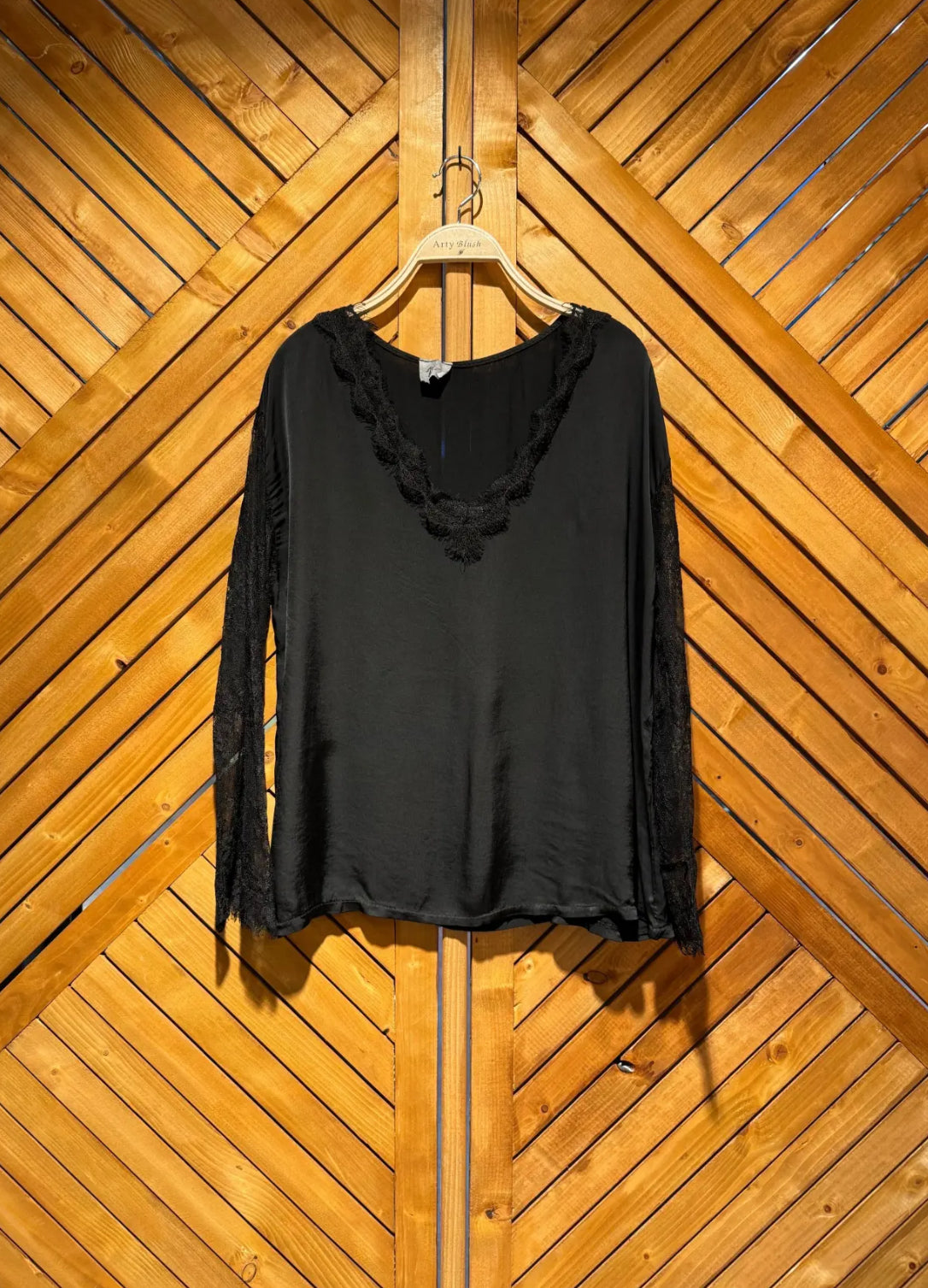 Haut satiné manches en dentelle