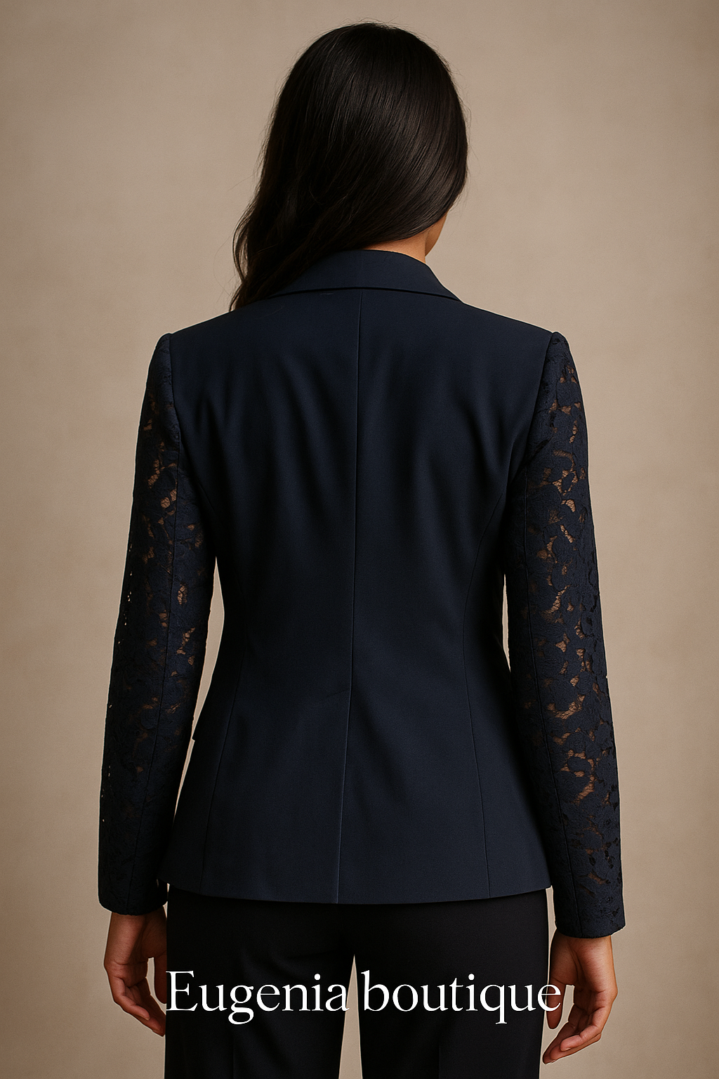 Veste cintrée avec manches en dentelle