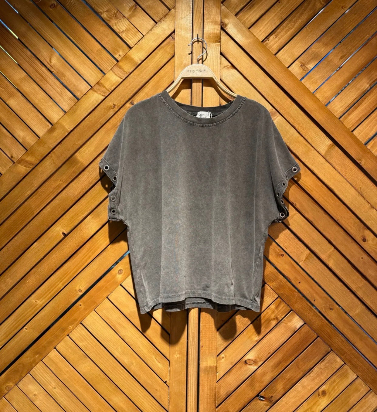 T-shirt avec œillet sur les manches
