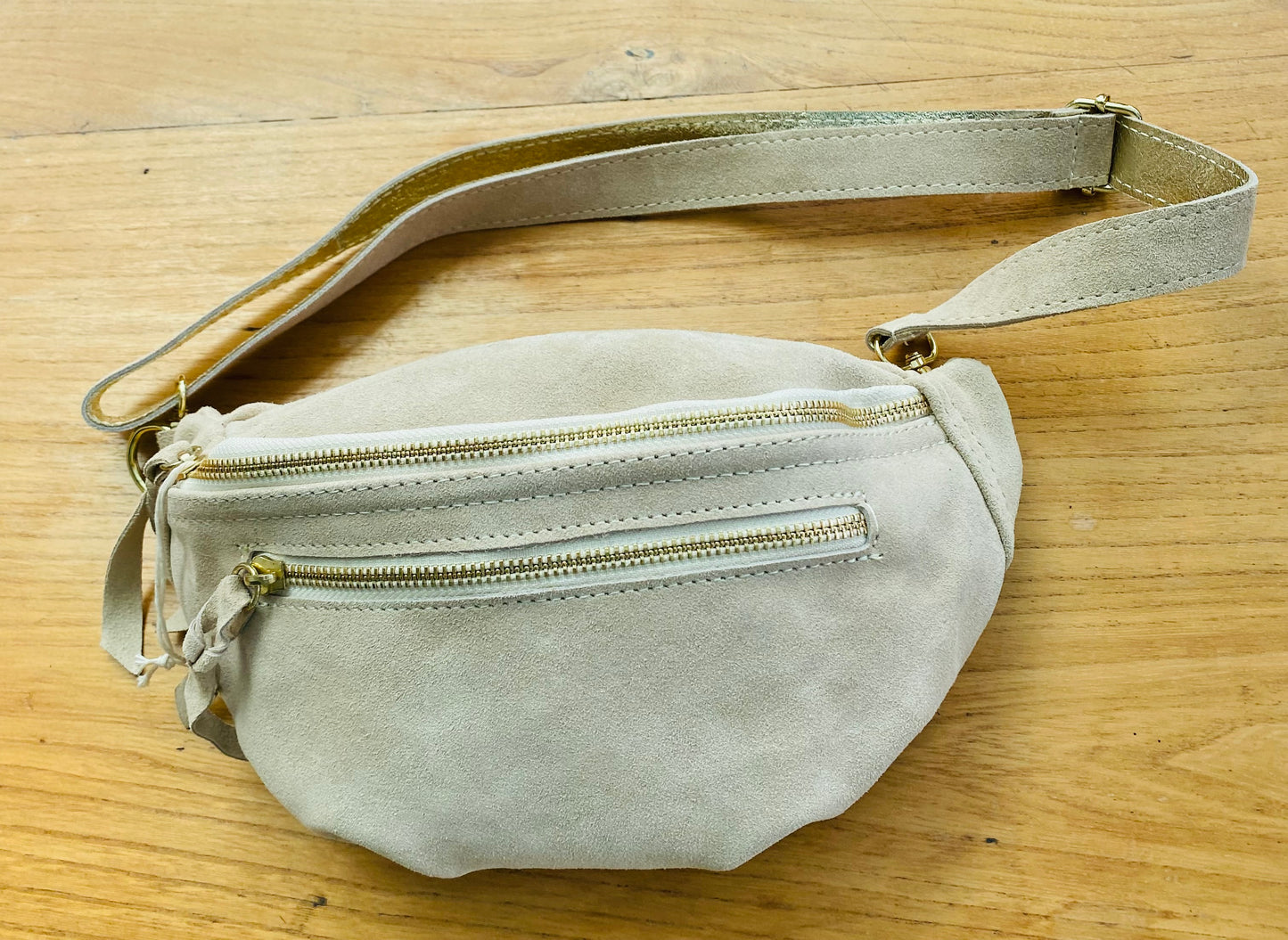 Banane en daim double fermeture