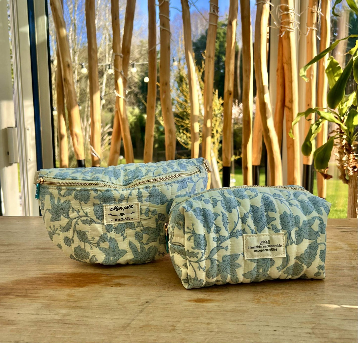Trousse à maquillage motif fleurs bleues
