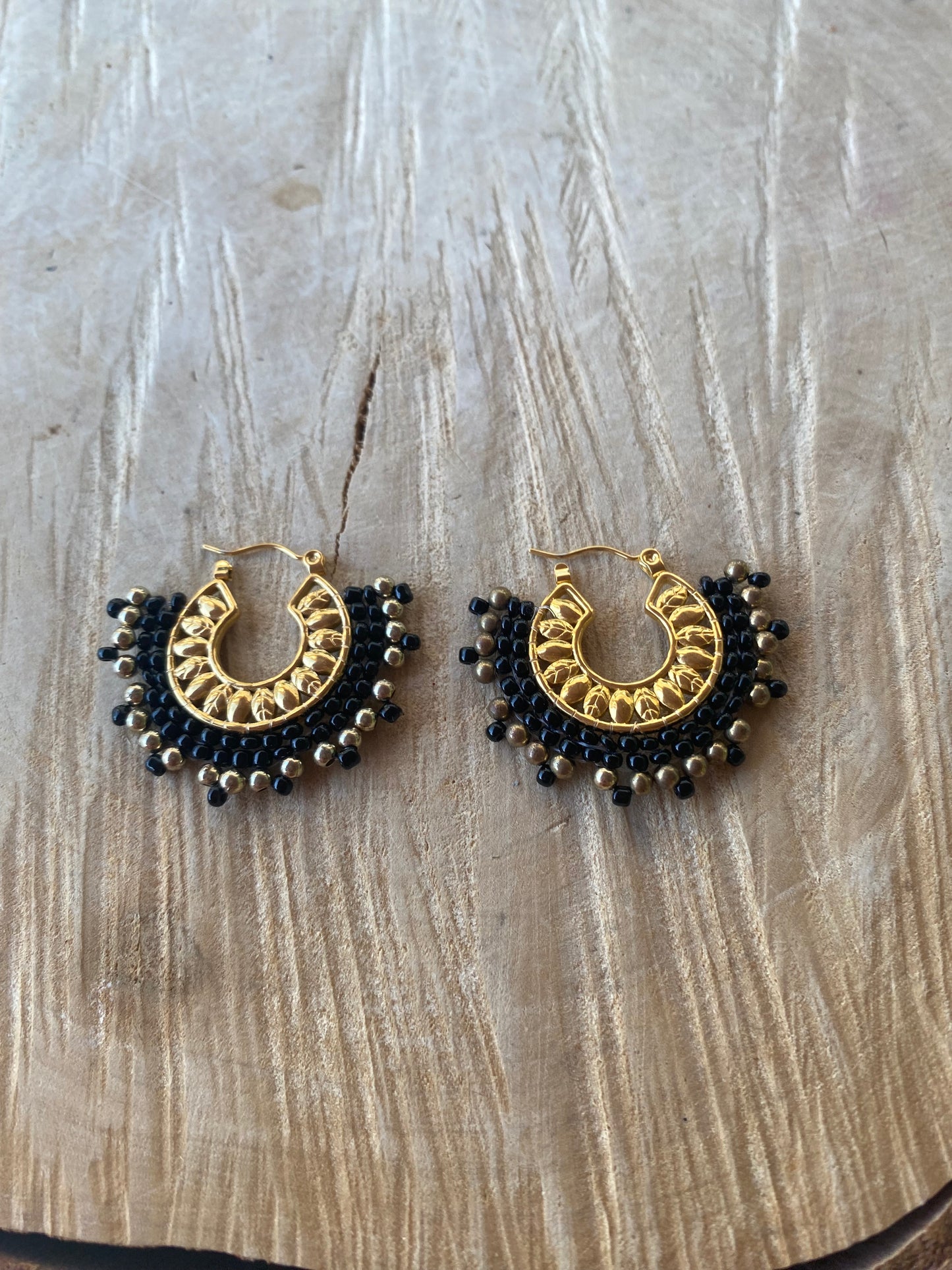 Petites boucles d’oreilles à perles – marque Mile Mila