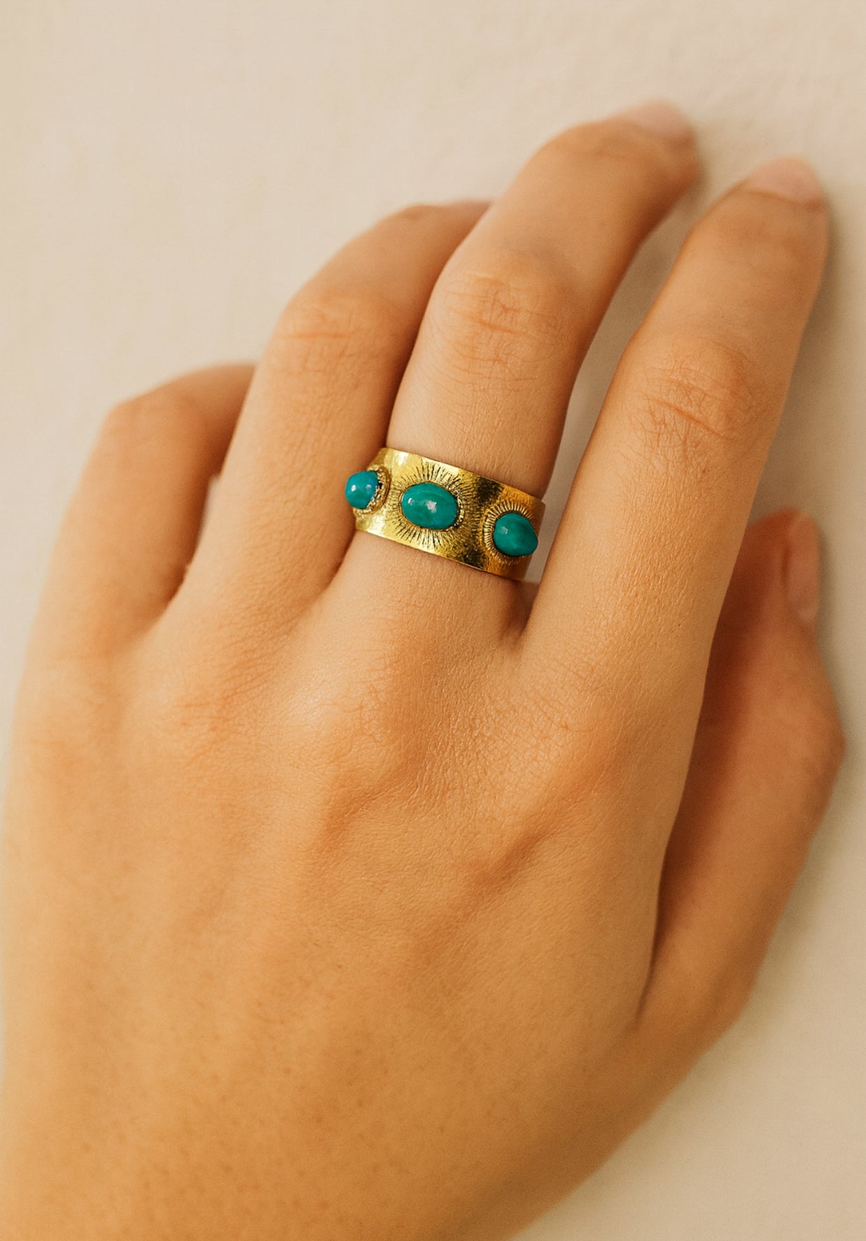 Anneau trois pierres