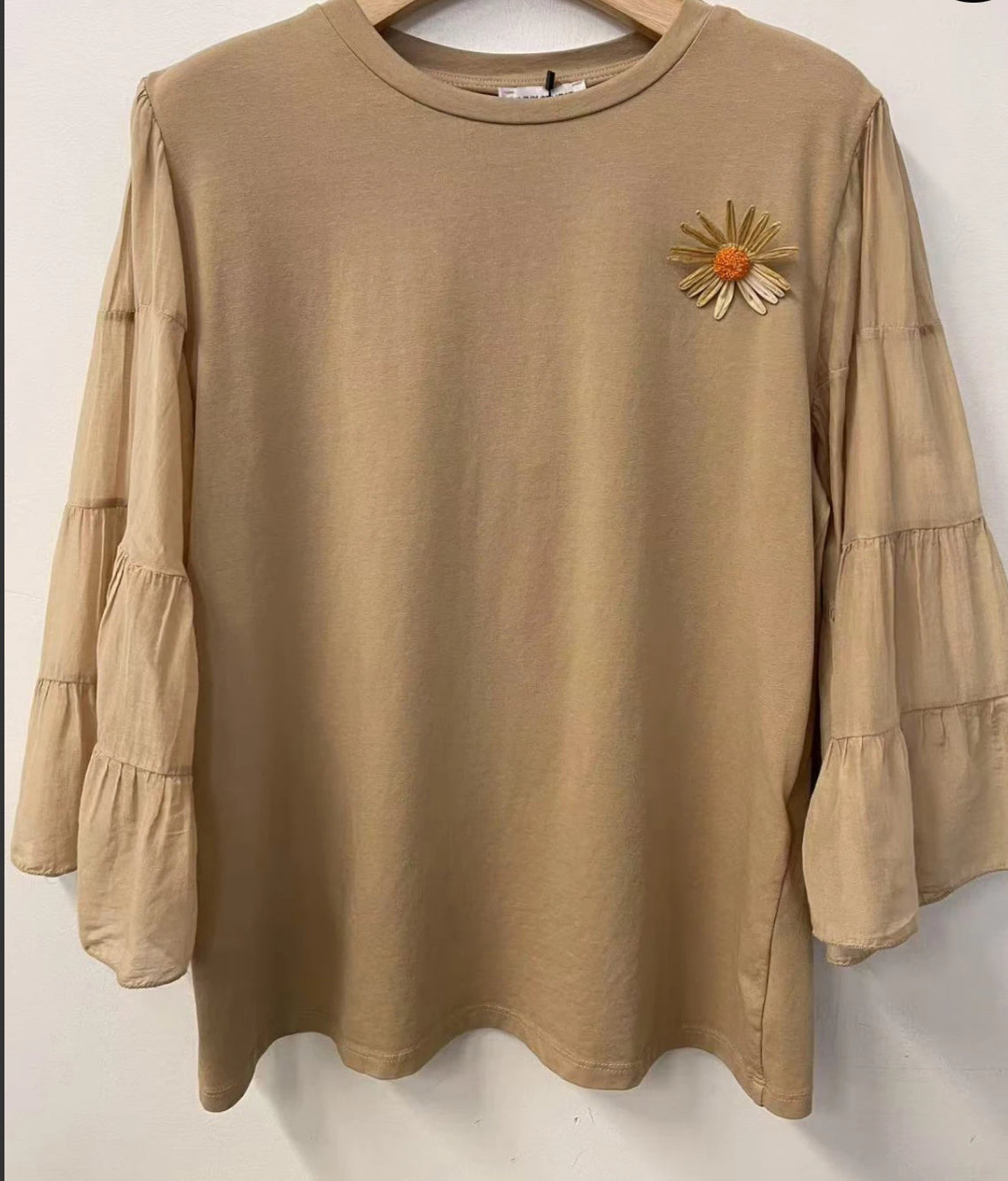 T-shirt bi-matière avec broche fleur