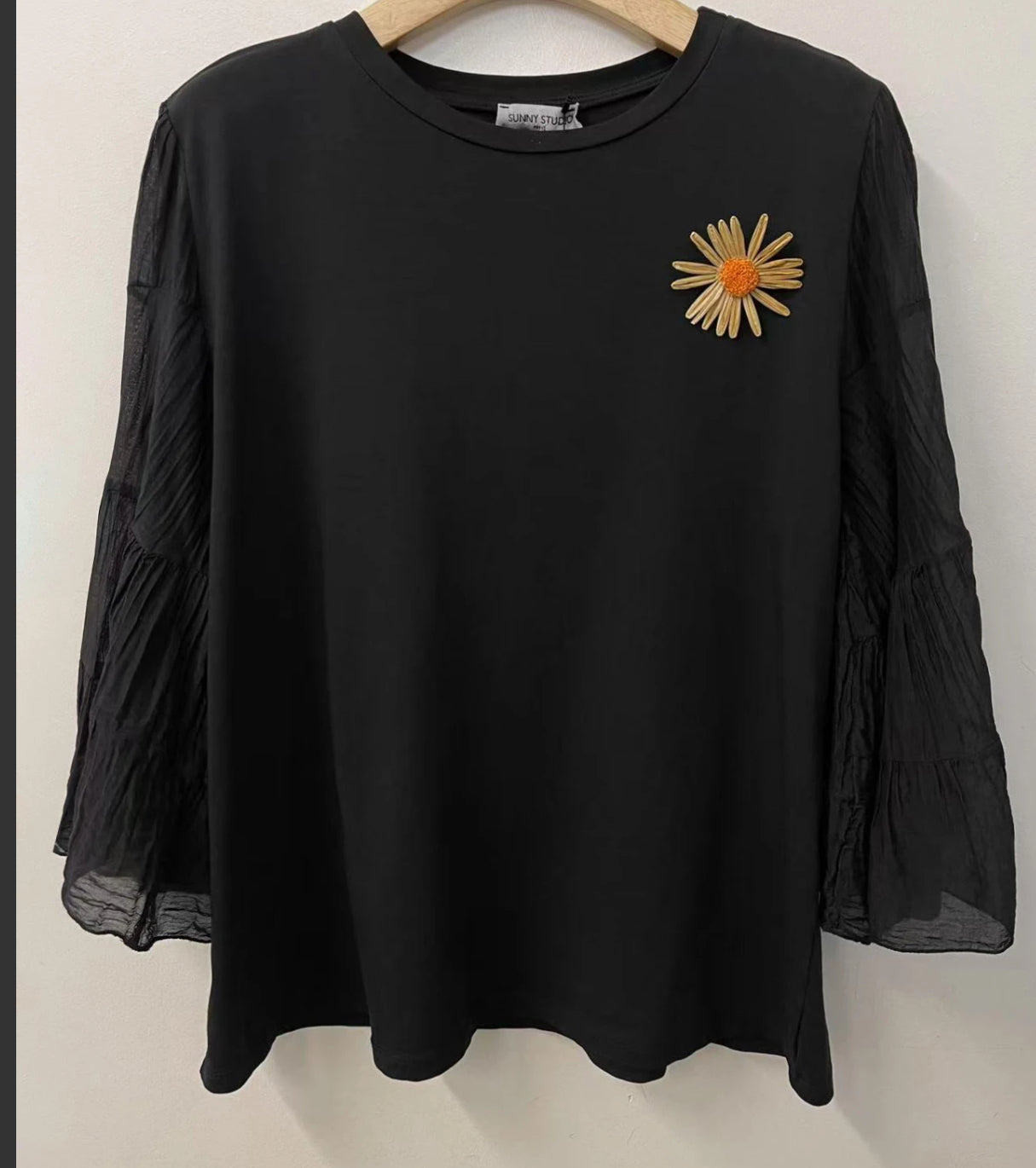 T-shirt bi-matière avec broche fleur