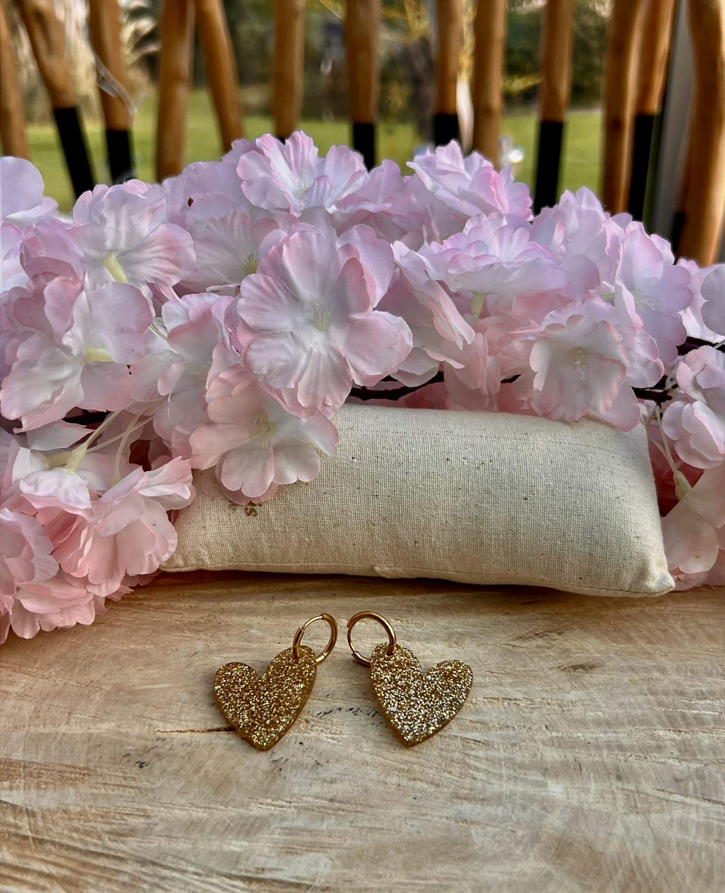 Boucles d’oreilles coeur pailleté.