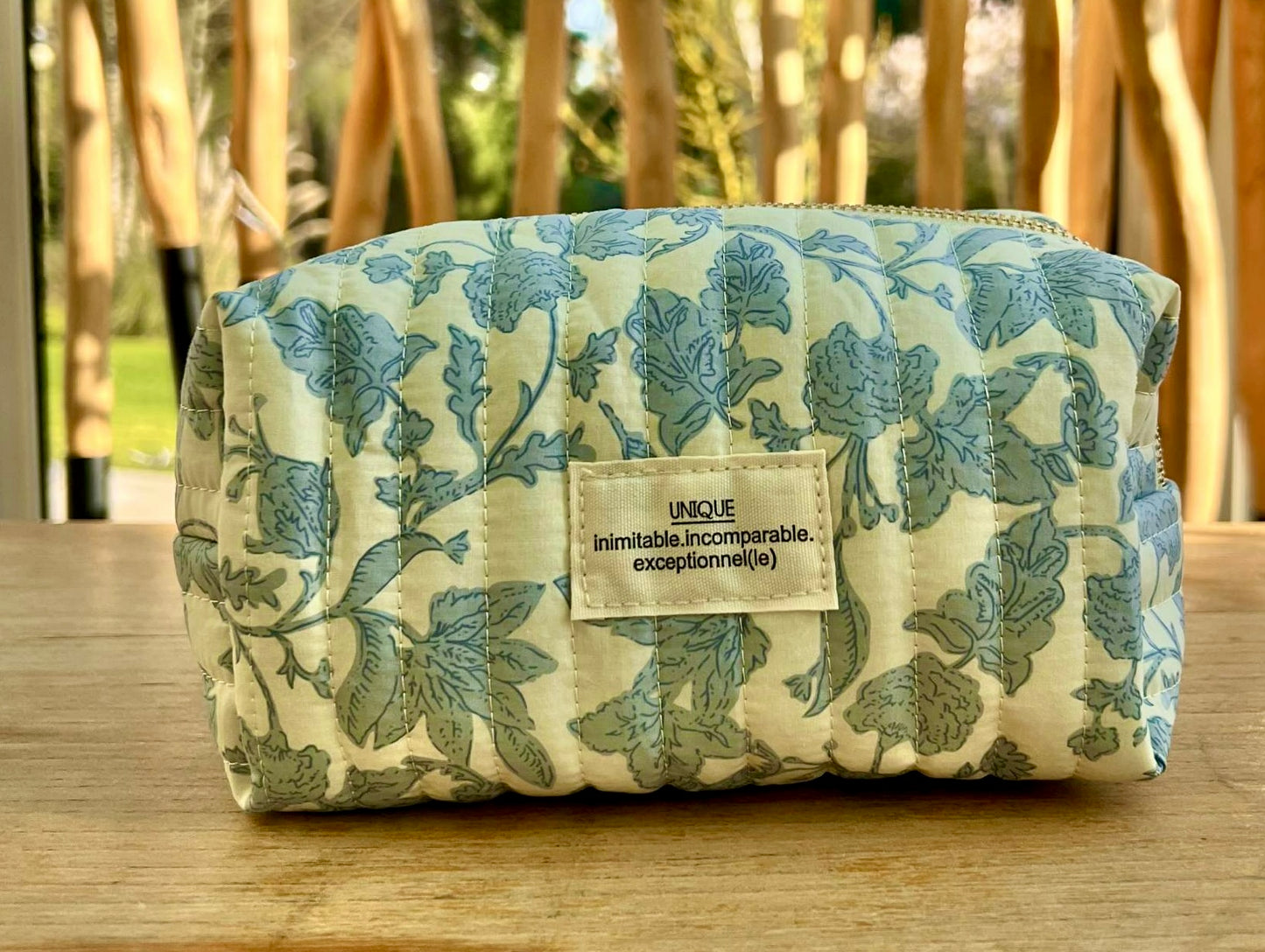 Trousse à maquillage motif fleurs bleues