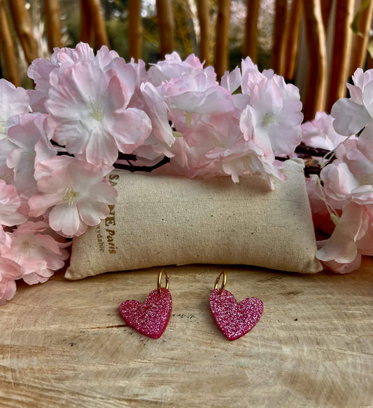 Boucles d’oreilles coeur pailleté.