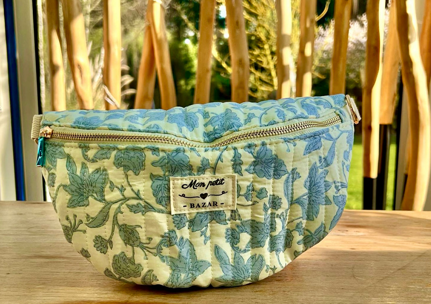 Banane motif fleurs bleues