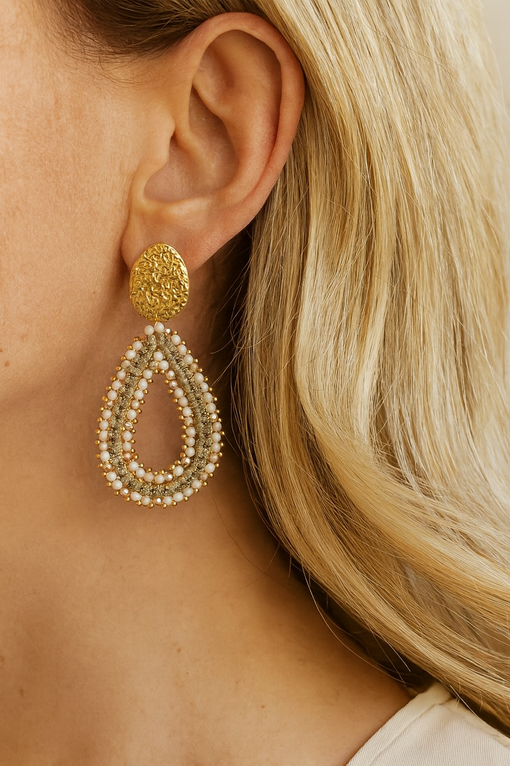 Boucles d’oreilles perles blanches et dorées – marque Mile Mila